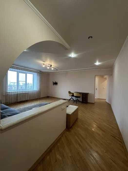 Продам  3к квартиру, м.Защитников Украины,Героев Харькова,89(код87530)