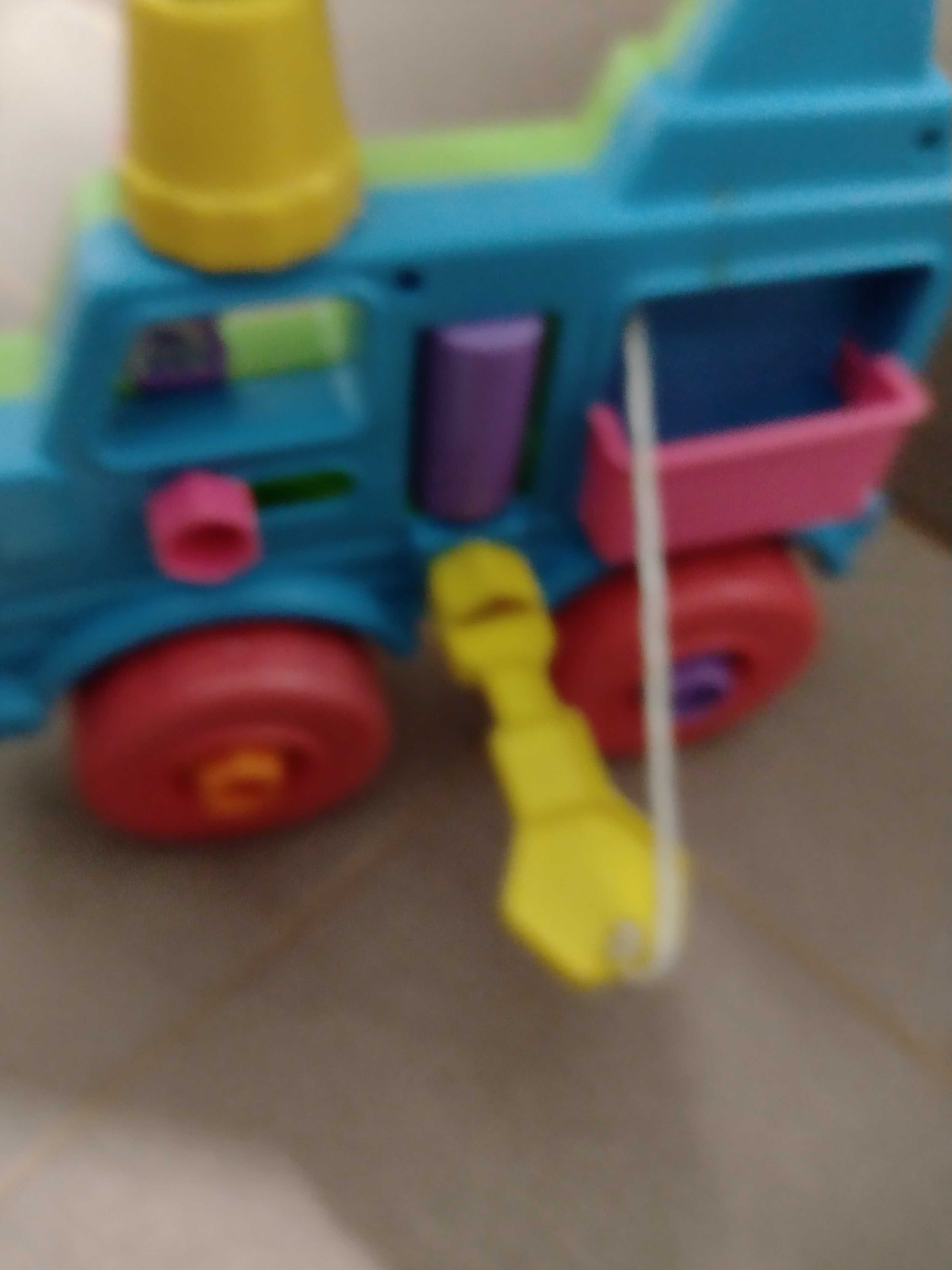 Samochód zabawka z funkcjami manualnymi.