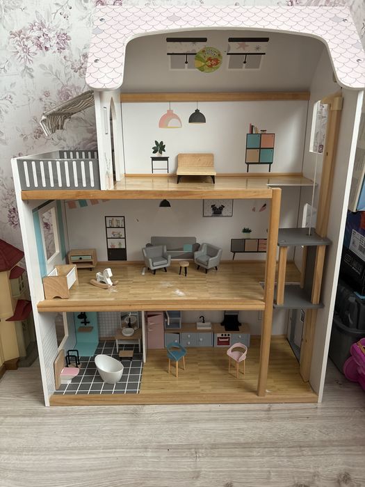 Drewniany domek z akcesoriami