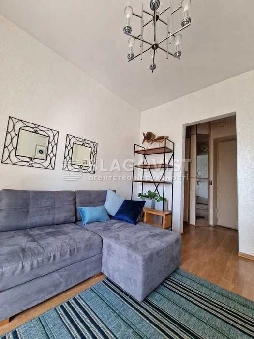 2-кімнатна сталінка 56 м² біля метро | Цегла, високі стелі, ремонт