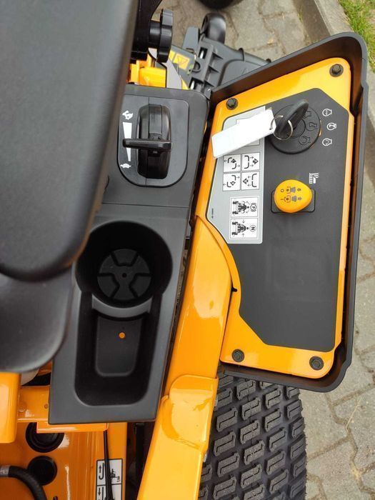 Traktor Zero-Turn Cub Cadet XZ5 L 127 KAWASAKI