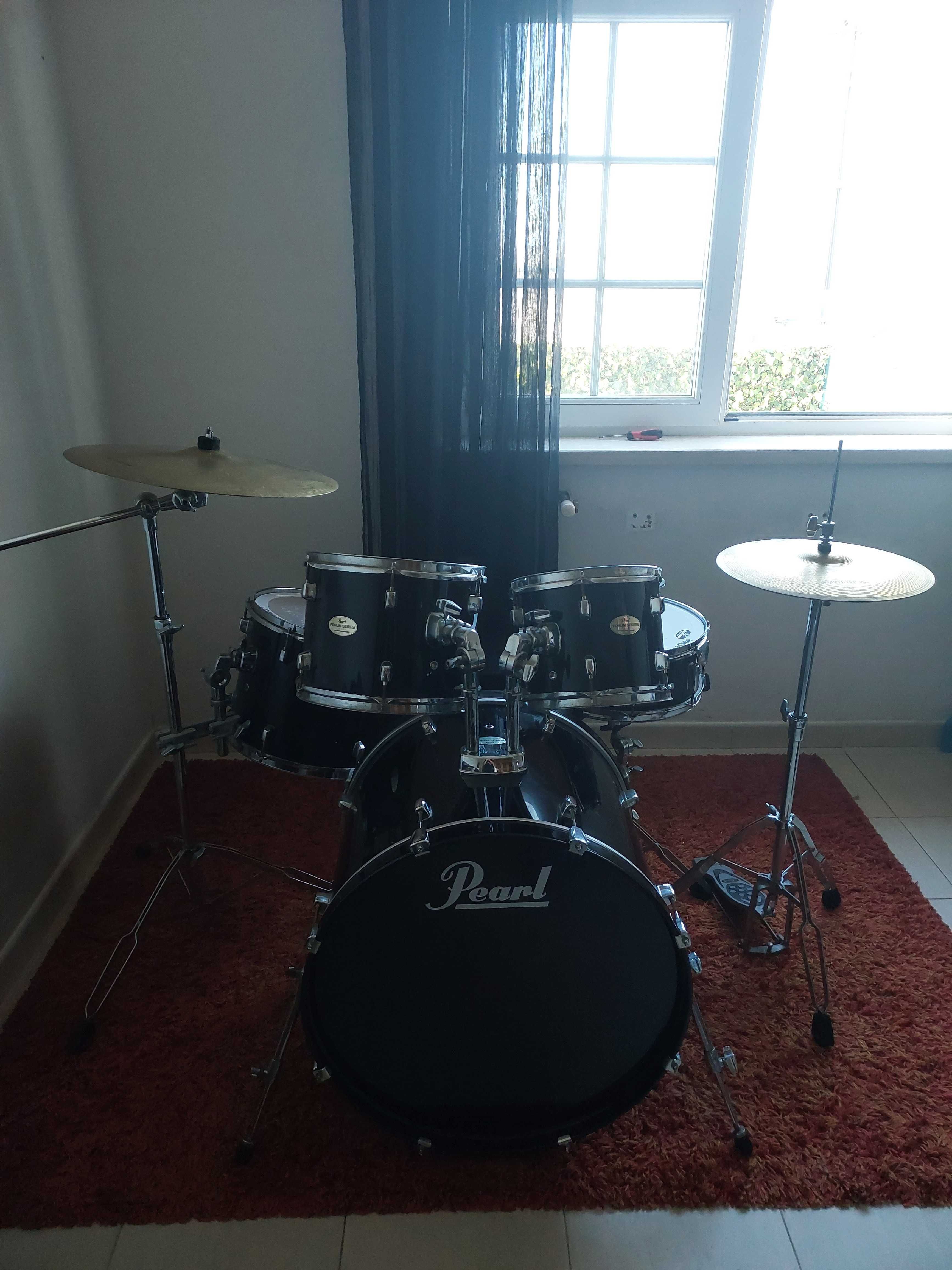 Bateria Pearl Forum Series em bom estado. 500€.