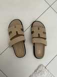 Sandalias beges com velcro
