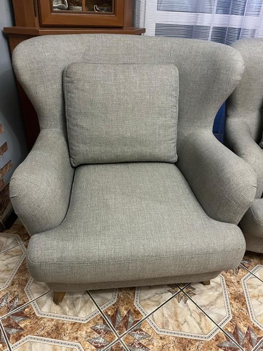 Sofa z fotelem na nóżkach