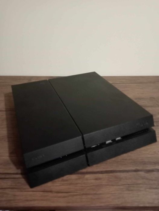 PlayStation 4 com 2 comandos