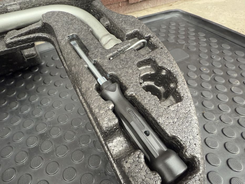 Набор Audi A6 / A4 / A7 Домкрат / ключ / викрутка / крюк