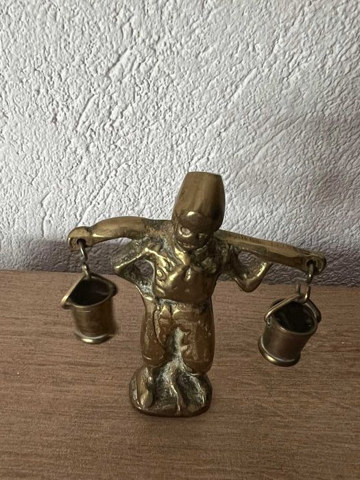 Mosiężna figurka chłopiec z wiadrami