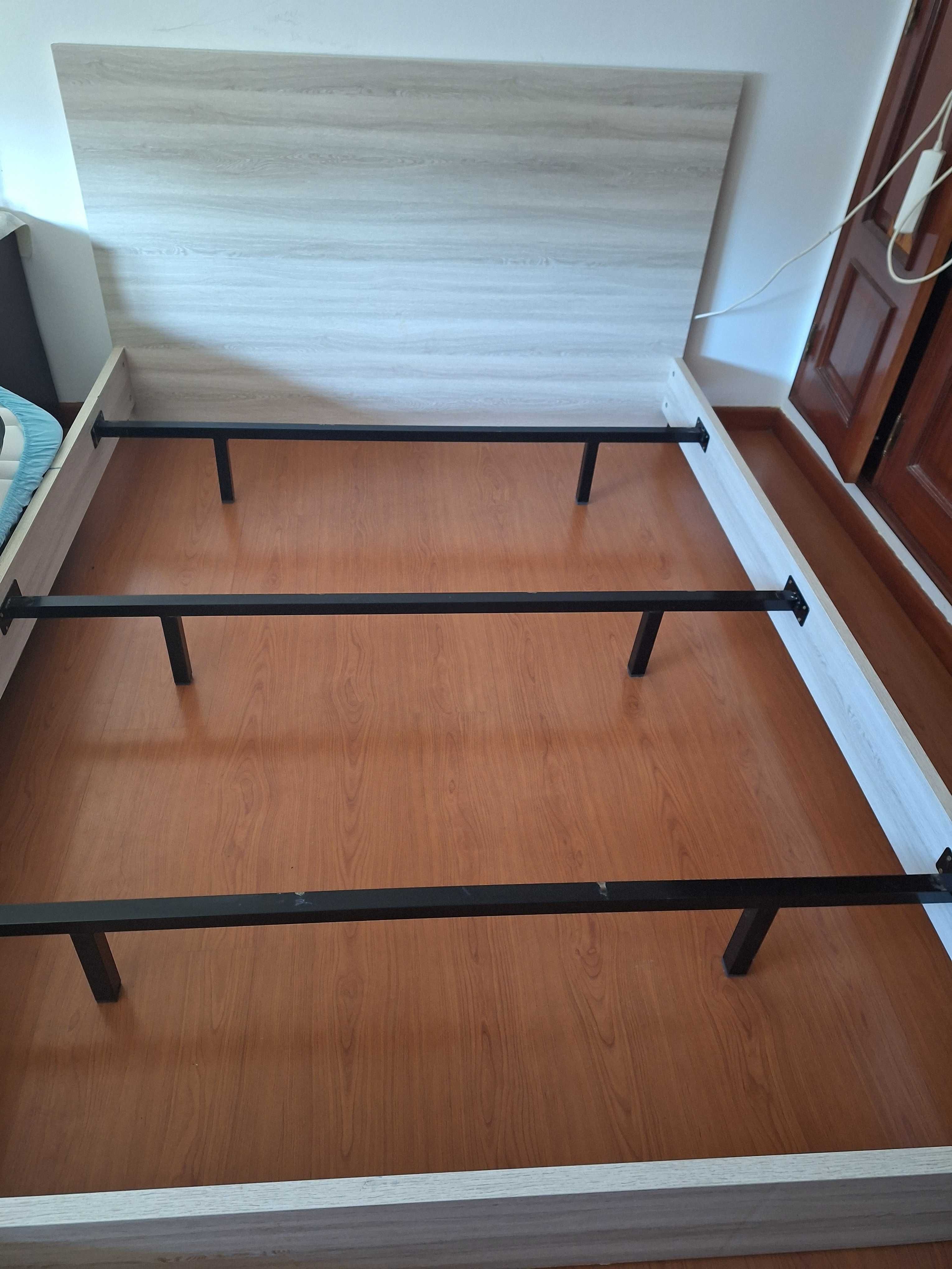 Cama com duas mesas cabeceira