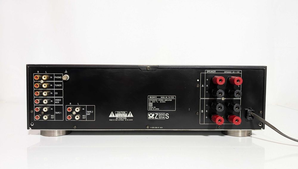 Підсилювч Sony TA-F220, має 80 Вт/канал/транзисторний/4-16 Ом/Японія