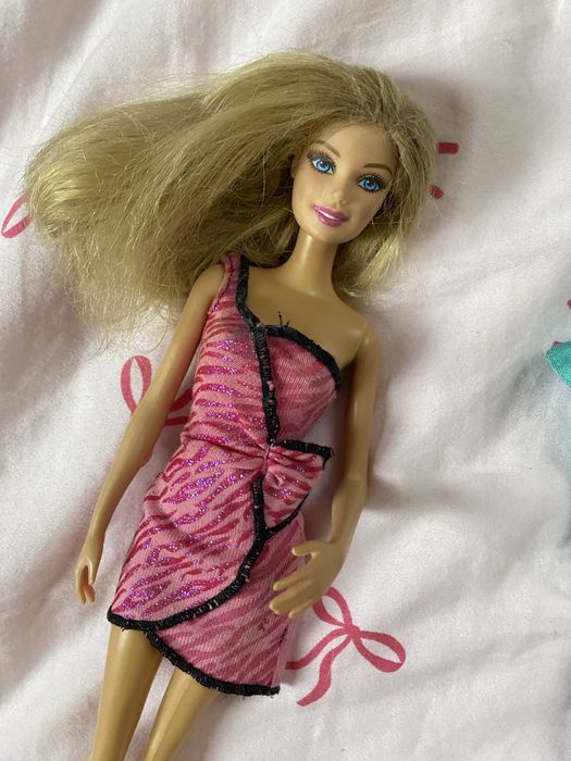 Lalka barbie z ubrankami