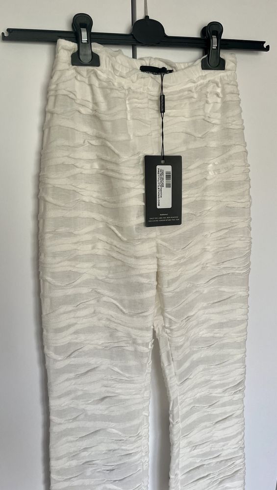 Białe kremowe spodnie flare dzwony szerokie Xs obcisłe