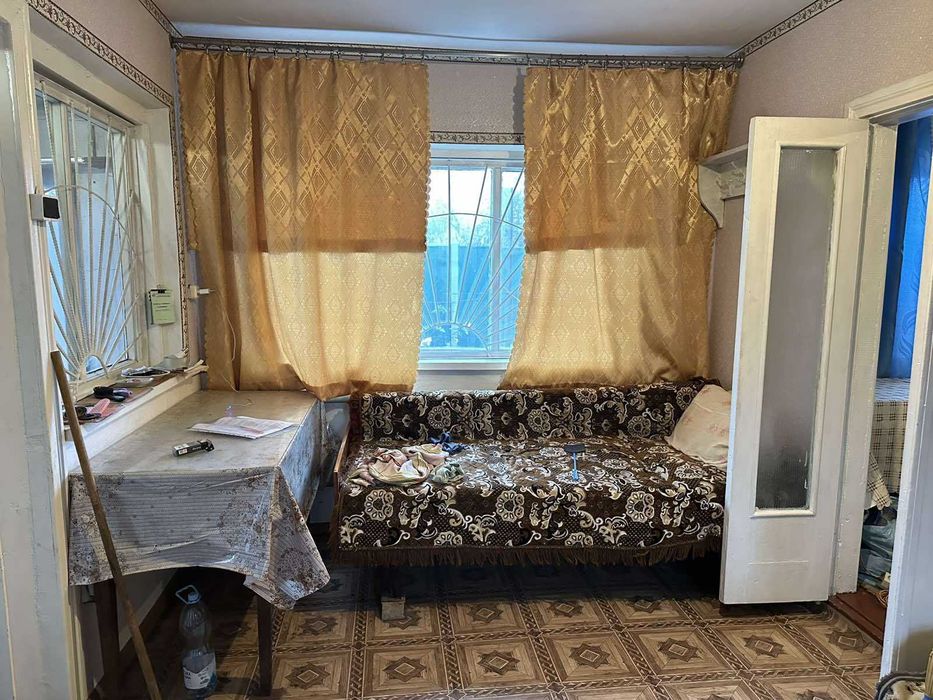 Продається будинок, складається з двох кімнат і кухні.