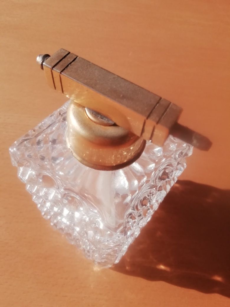 Frasco de perfume antigo.