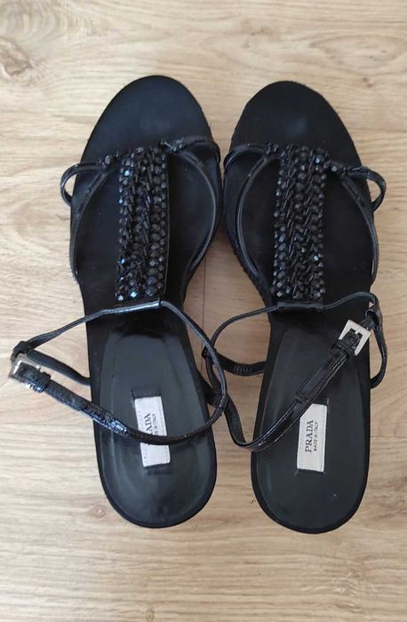 czarne buty Prada na koturnie