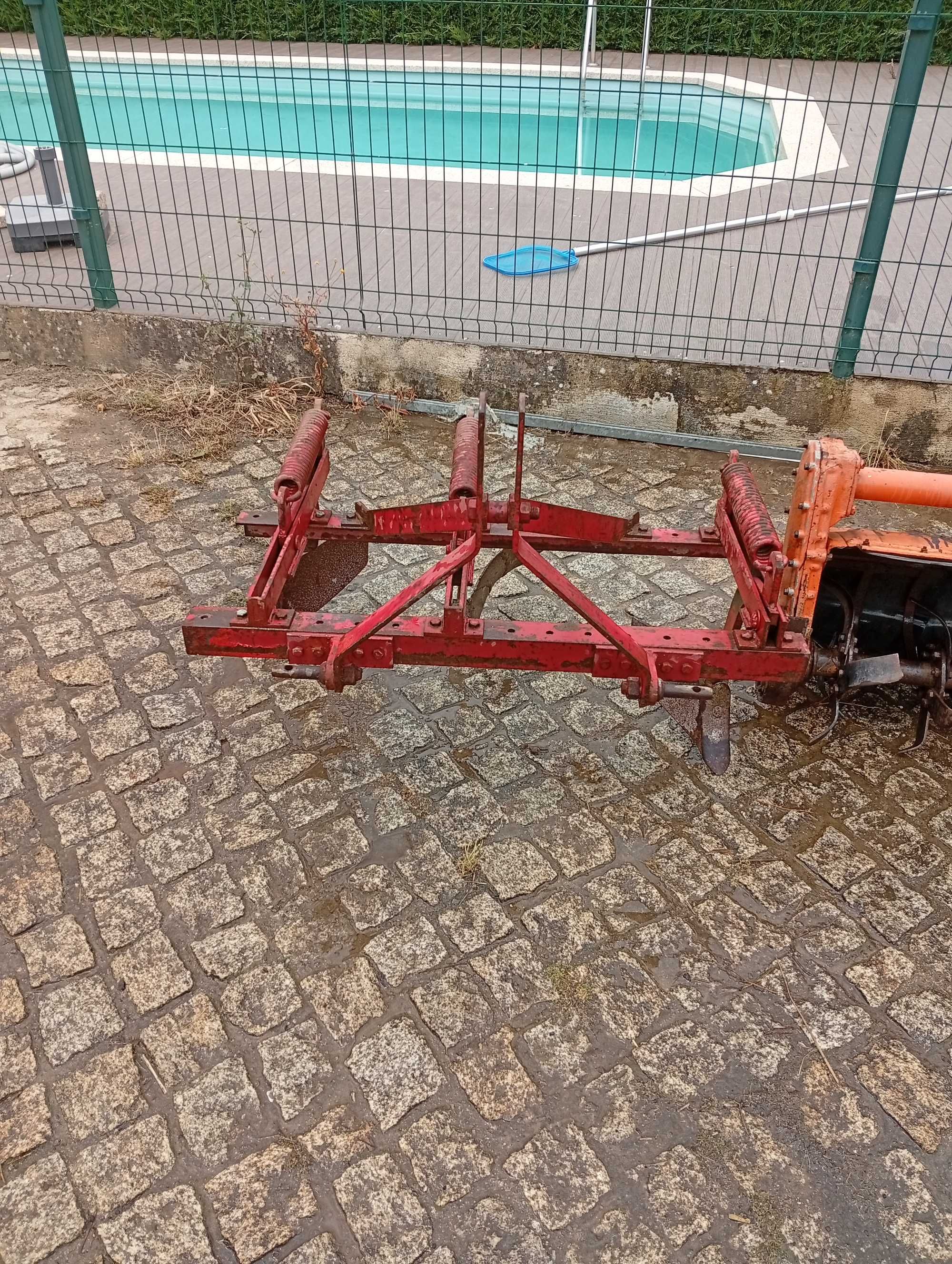 Kubota B7000 com alfaias