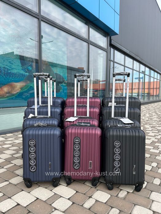 Валіза пластикова Wings 2011 в чудовому кольорі