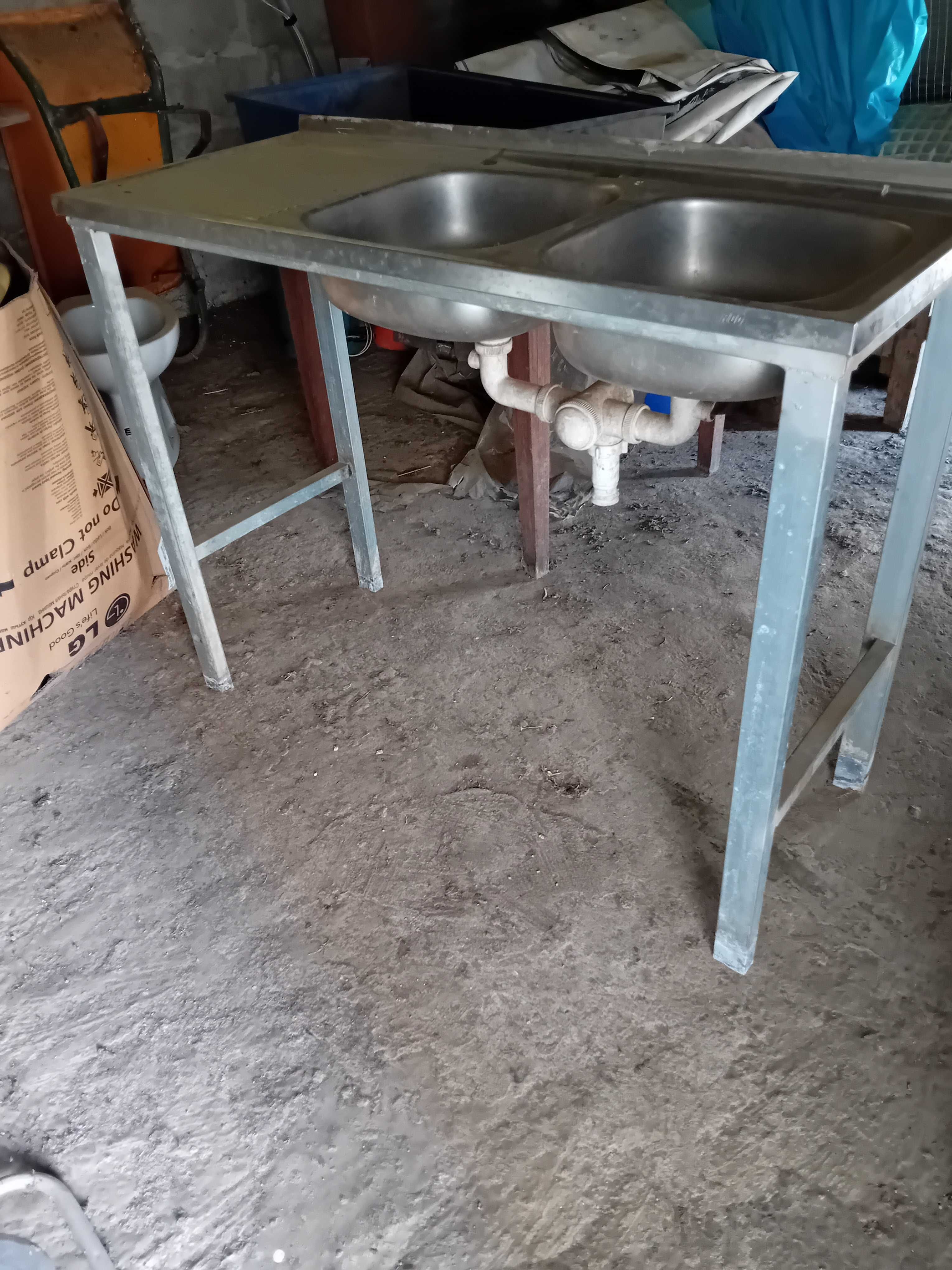 Banca de cozinha com duas pias