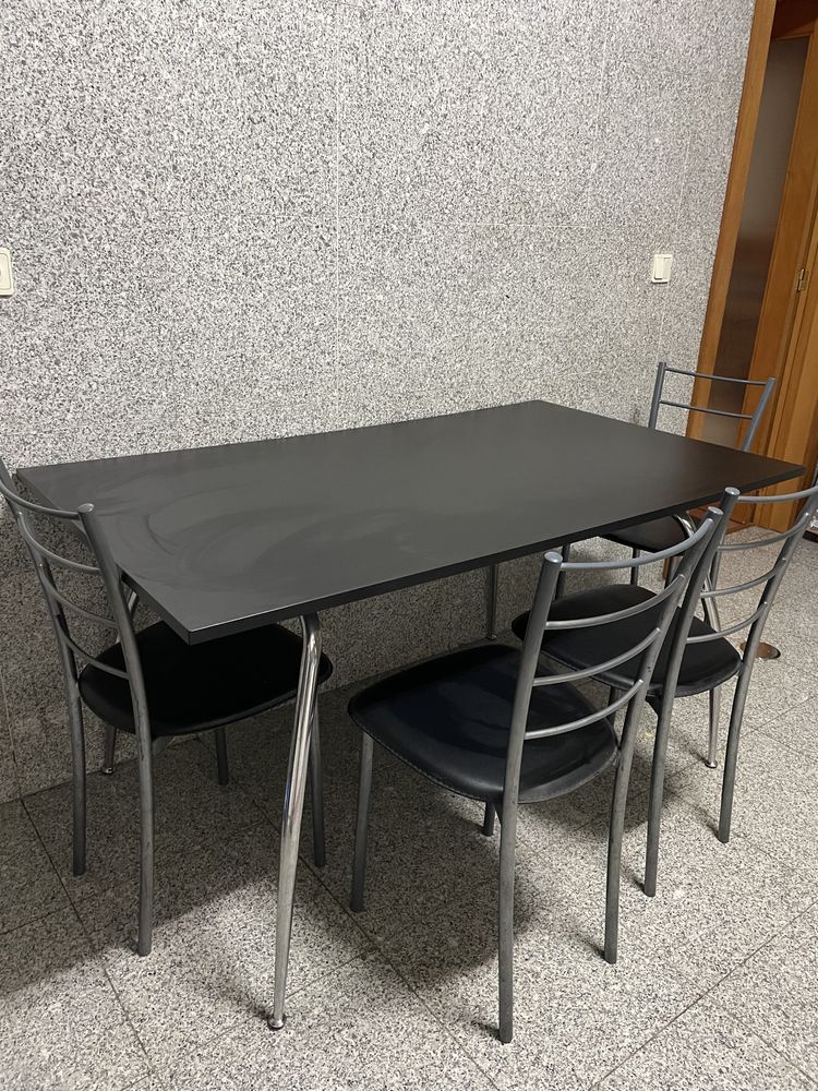 Mesa + 4 Cadeiras