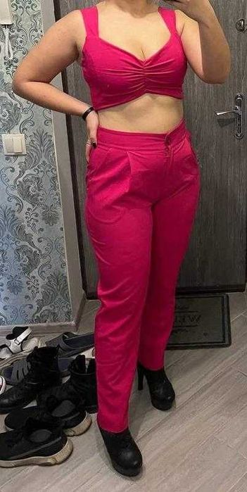 Яскравий жіночий костюм