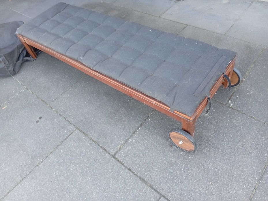 leżak zewnętrzny z kółkami, materac i pokrowiec