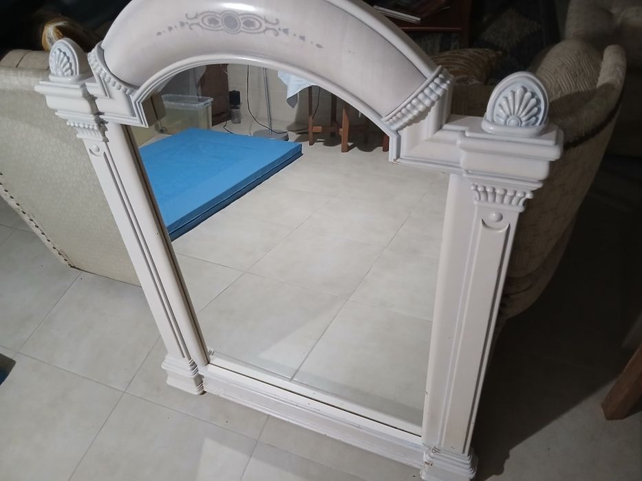 Espelho com moldura branca