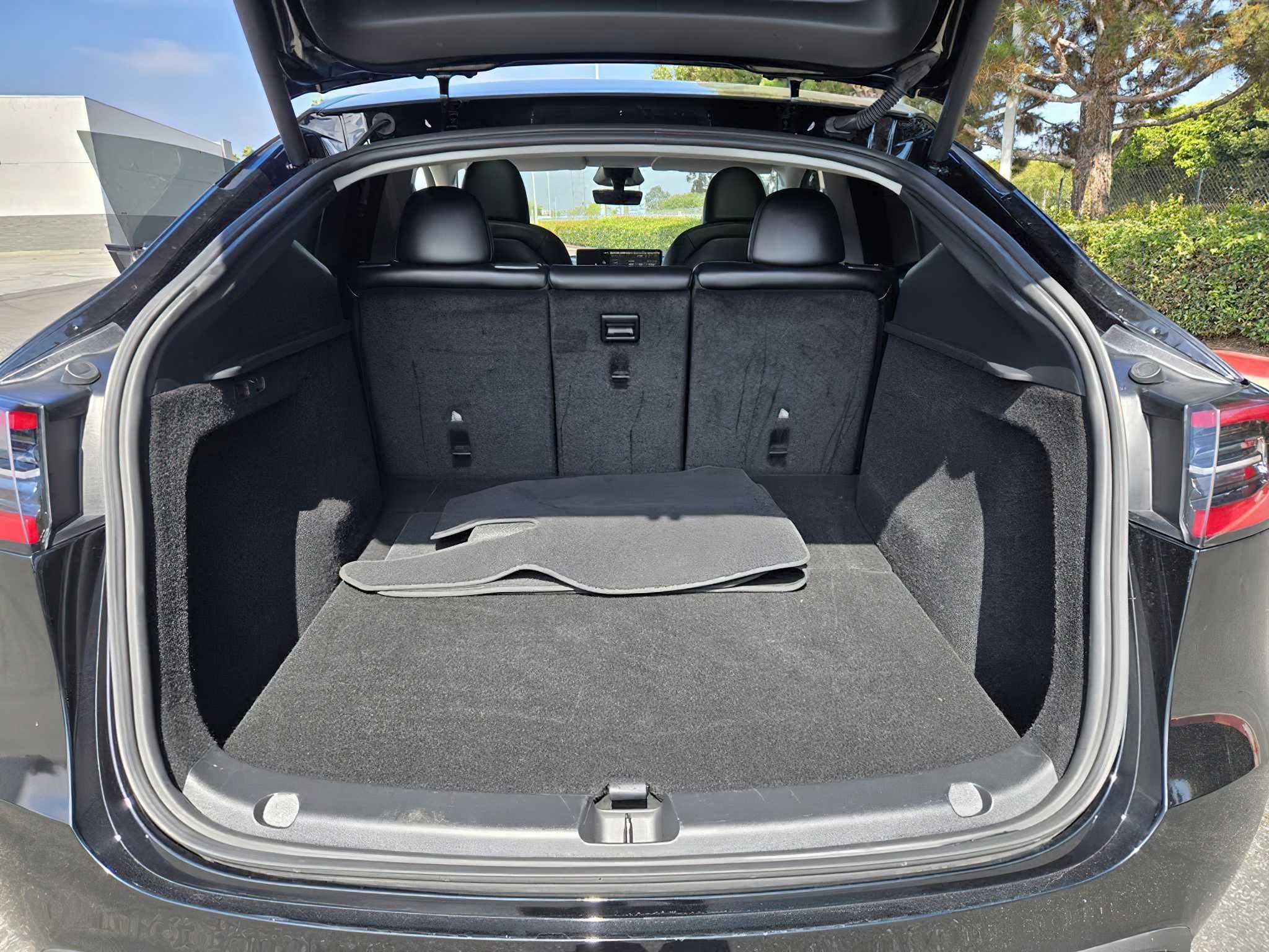 Tesla Model Y Long Range      2025