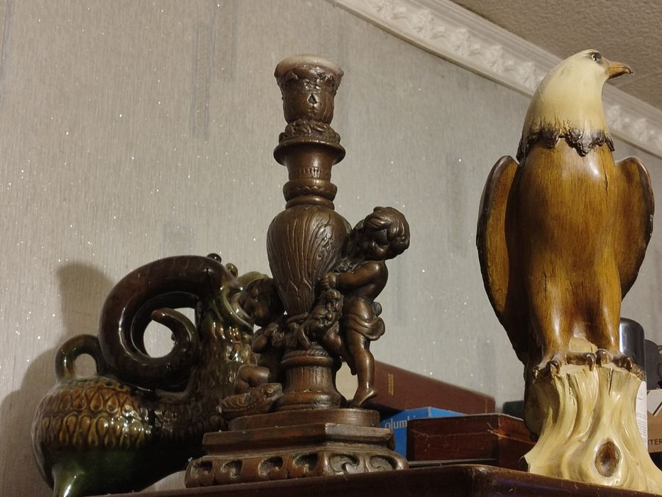 Старий мідний підсвічник з хероїнами