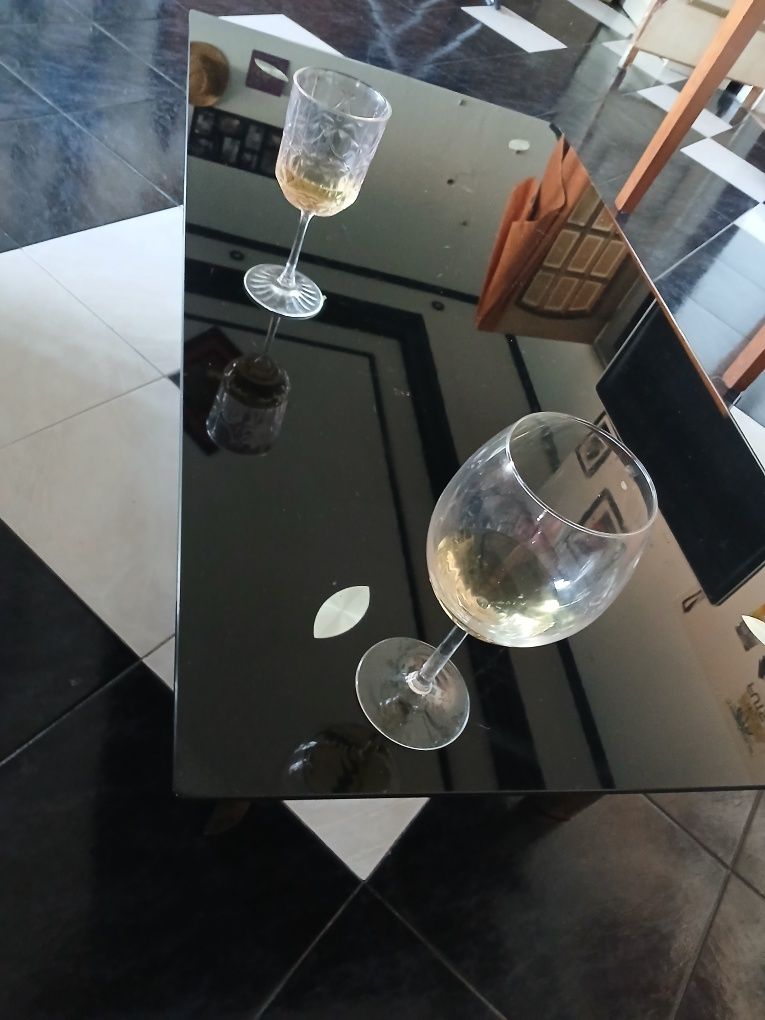Mesa de centro em vidro preto