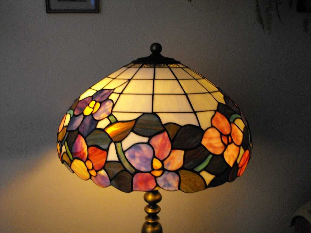 Piękna, mosiężna lampa na stolik lub komodę