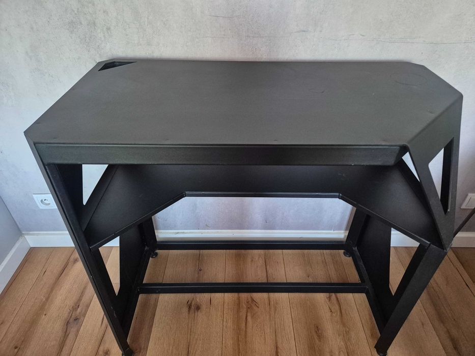 Czarna, metalowa  loftowa konsola