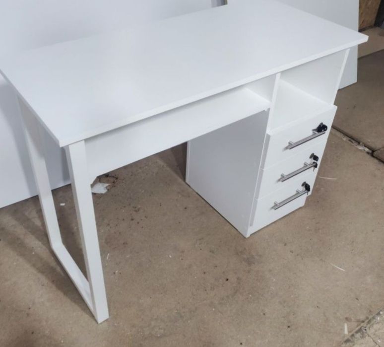 Стіл манікюрний стіл для манікюру.