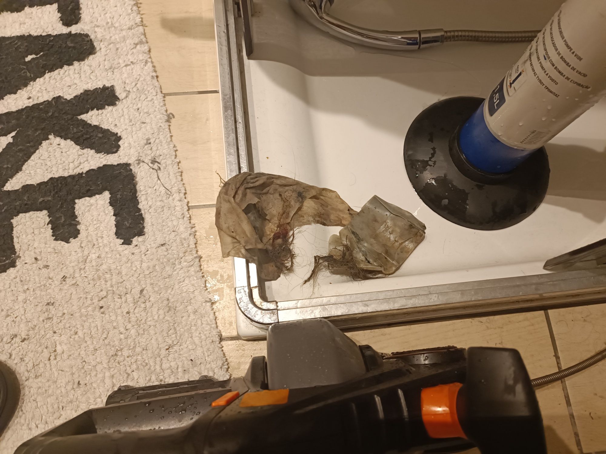 Czyszczenie kanalizacji spiraląelektryczną i inne hydrauliczne naprawy