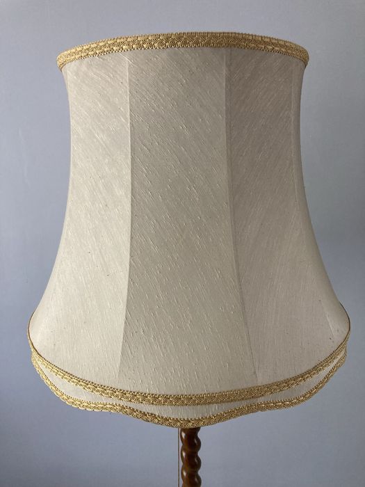 Drewniana lampa podłogowa z abażurem