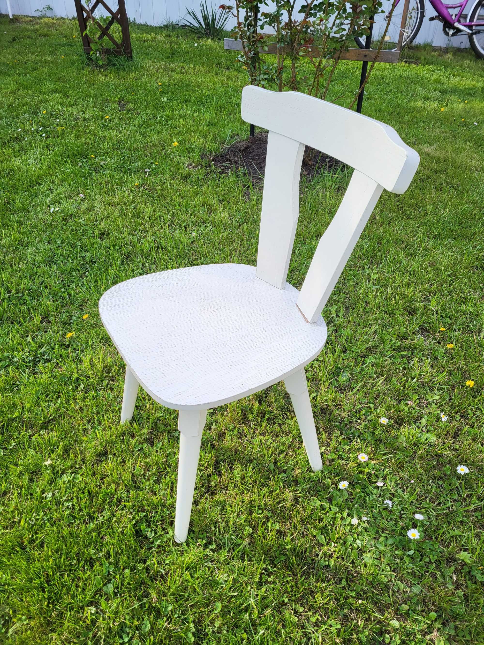 Krzesła drewniane białe