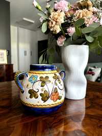 Unikalny i ręcznie malowany włoski wazon z motywem kwiatowym