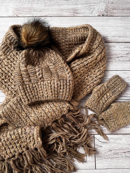 Шапка в комплекті з шарфом і рукавицями