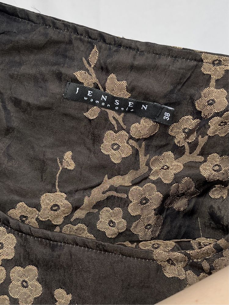 Brązowa satynowa bluzka z szerokimi ramionami w kwiaty jensen 38