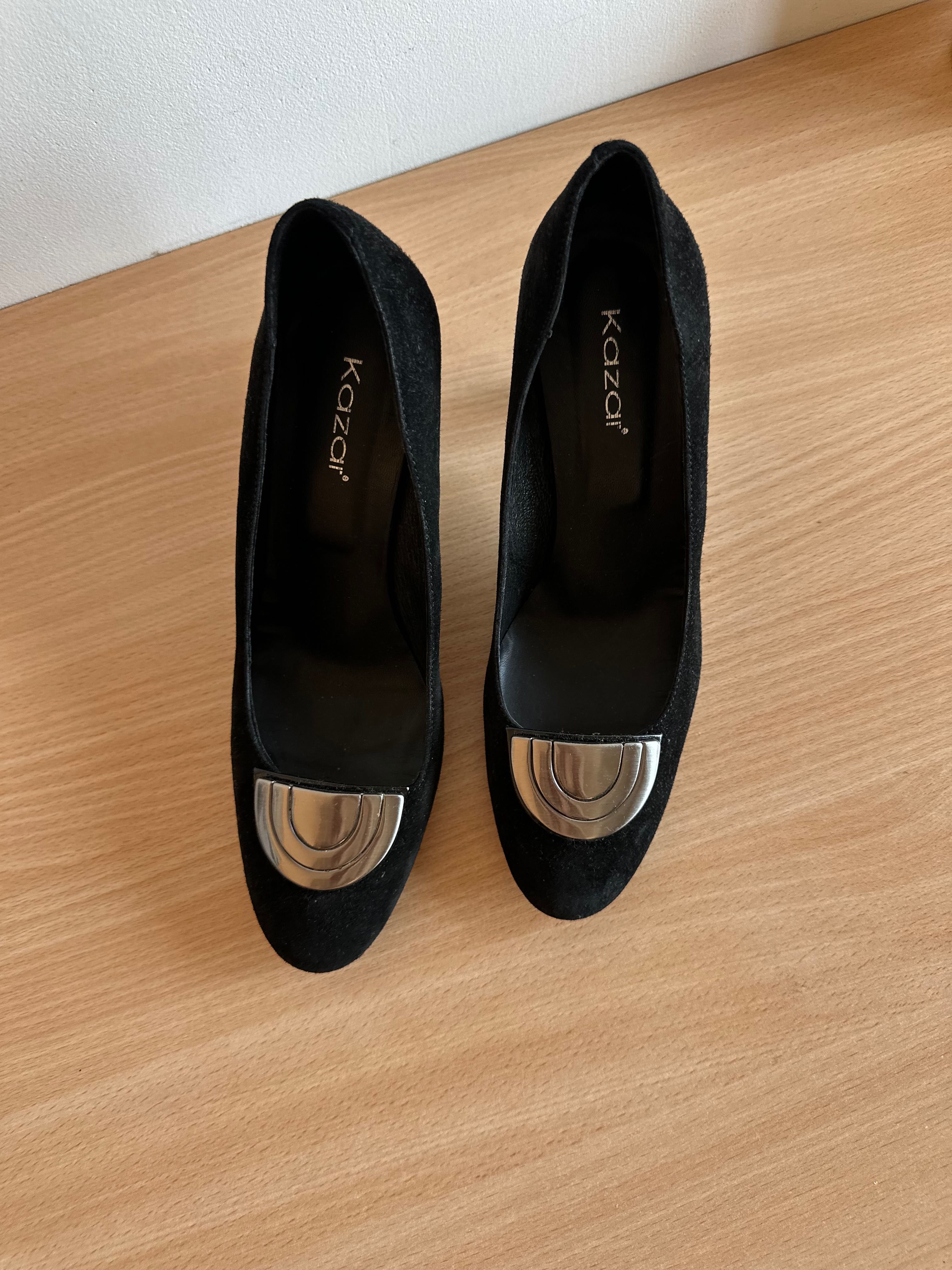 Czarne zamszowe buty na obcasie marki Kazar