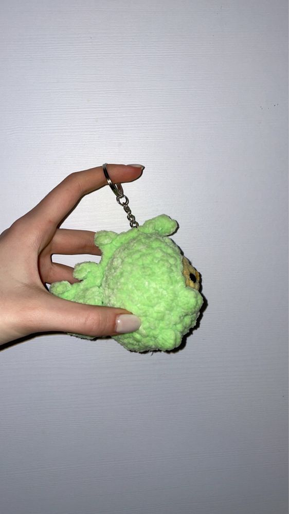 kaczka w stroju dinozaura brelok na szydełku