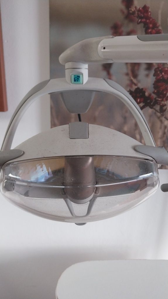 Cadeira de dentária /podologia com lâmpada e braço móvel