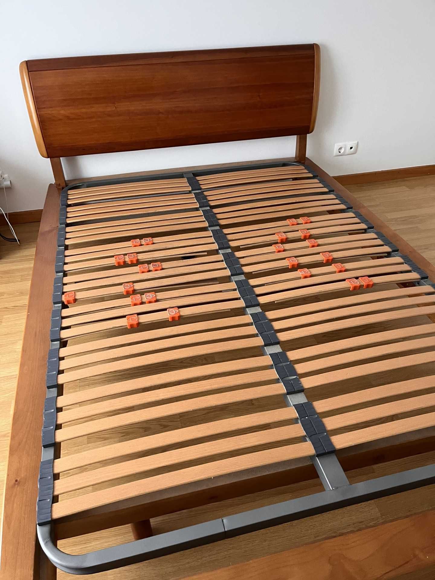 Cama em Cerejeira em excelente estado