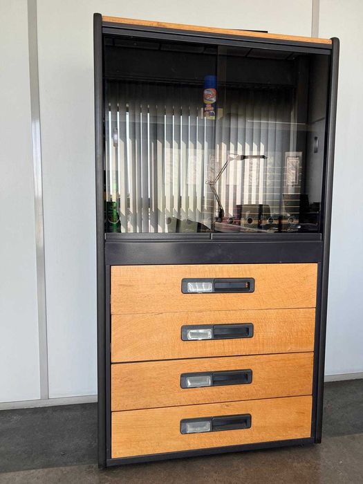 Conjunto Secretária e Móvel Vitrine c/ Gavetas e 2 cadeirões CORTAL