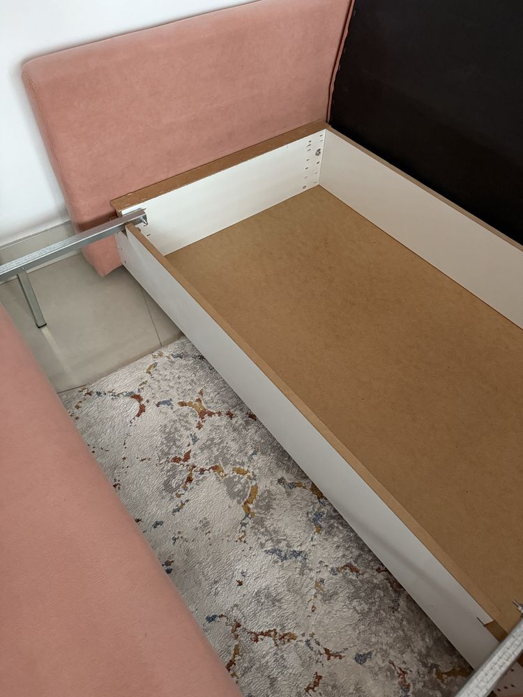 Różowa sofa z funkcją spania