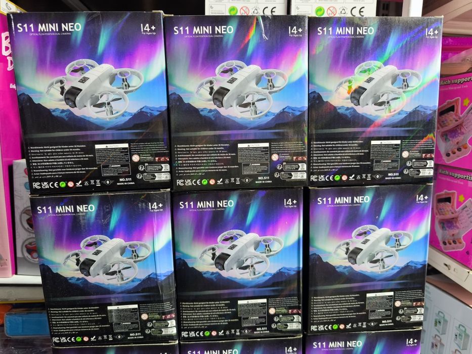 Дрон з відеокамерою якісний тримає висоту