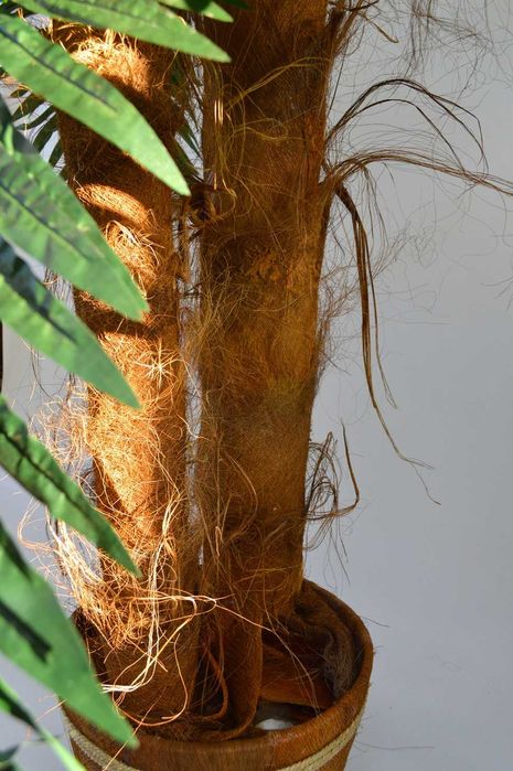 Piękna sztuczna palma wysoka, dużo liści, kokosy drzewko egzotyczne