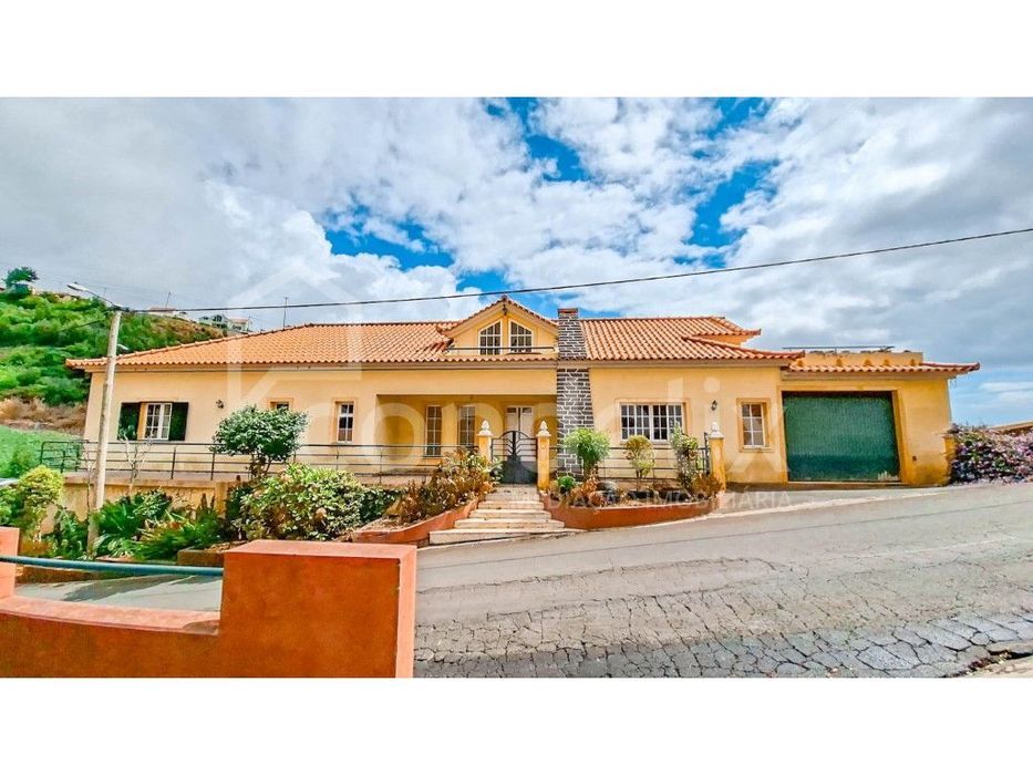 Moradia térrea única nos Canhas