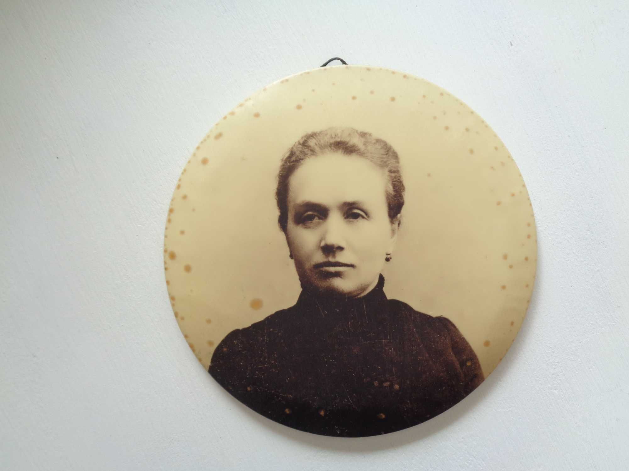 Portret mlodej kobiety - stara okragla fotografia na blasze - 15,3 cm