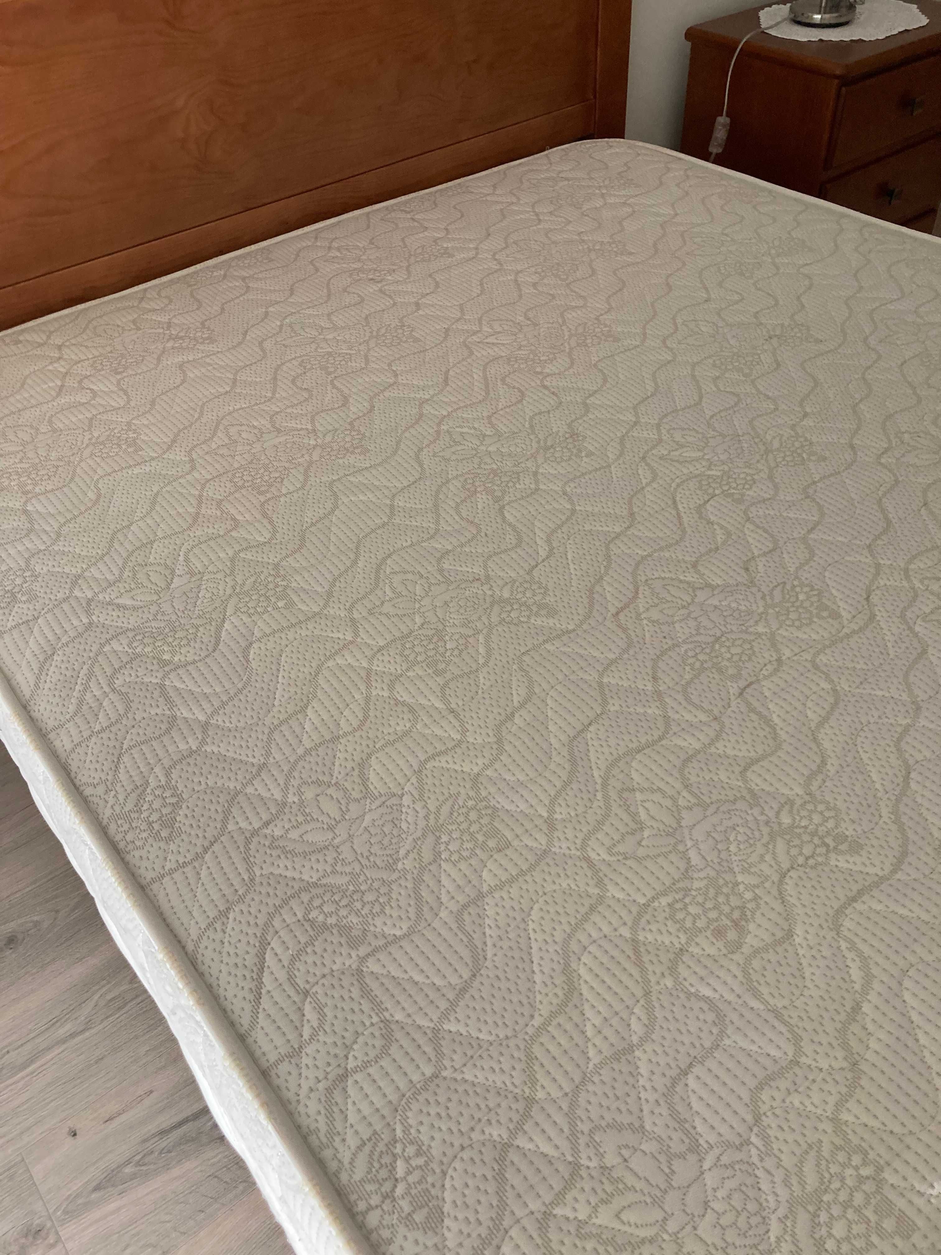 cama de casal com base de cama e colchao em parfeitas condiçoes