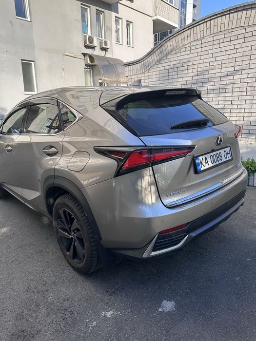 Легковой автомобиль Lexus NX 2021 року