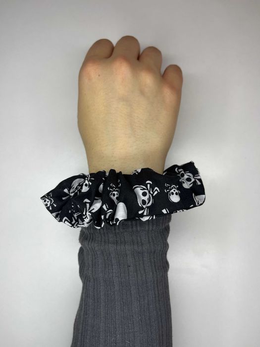 Mała halloweenowa gumka scrunchie – czarna z motywem czaszek, handmade